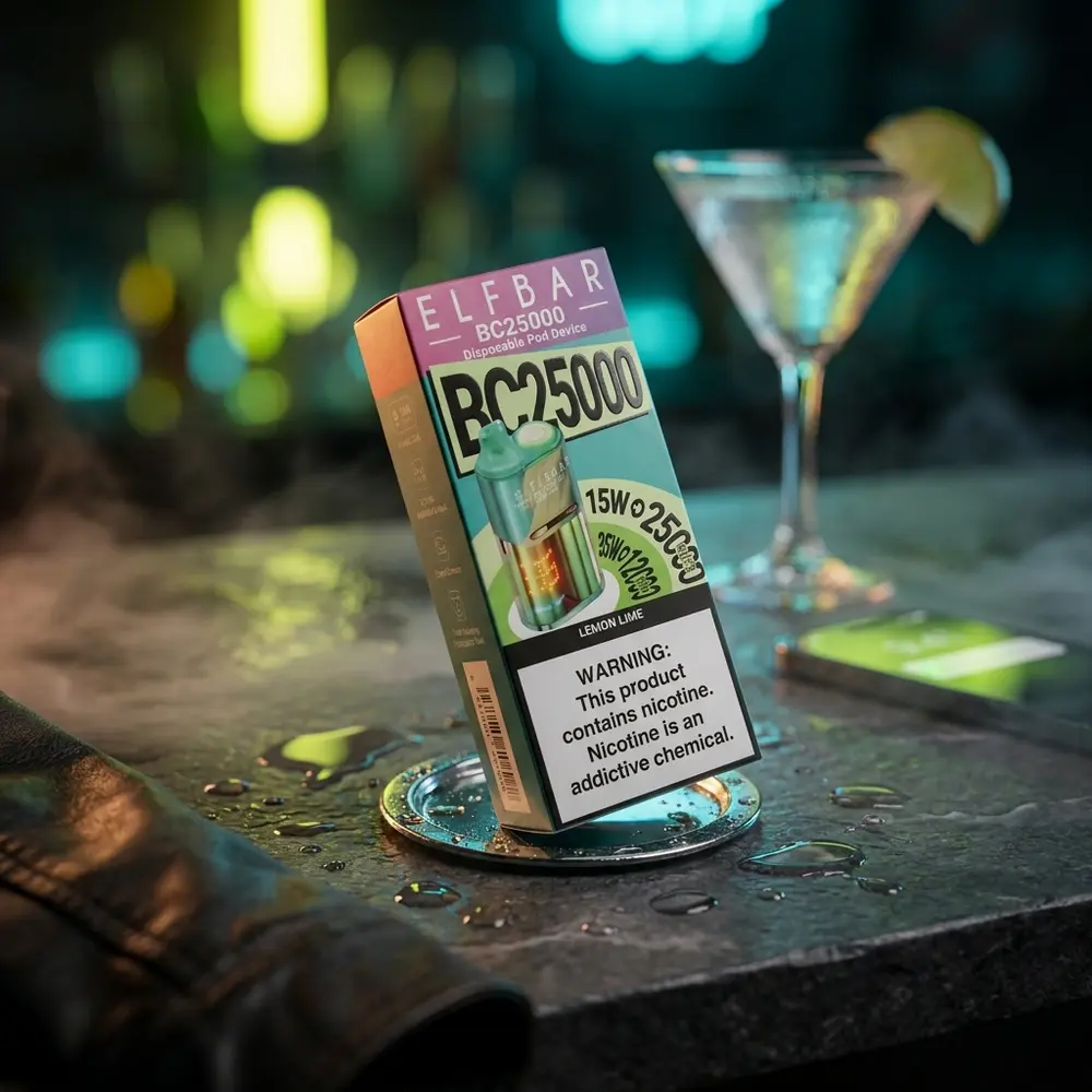 Elf Bar BC25000 Lemon Lime encostado em balcão urbano molhado com neon verde e amarelo ao fundo - Vapor Gringo
