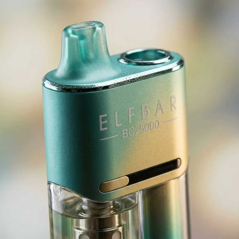 Close-up do bocal e logo do Elf Bar BC25000 com micro gotas de condensacao e reflexos metalicos - Vapor Gringo