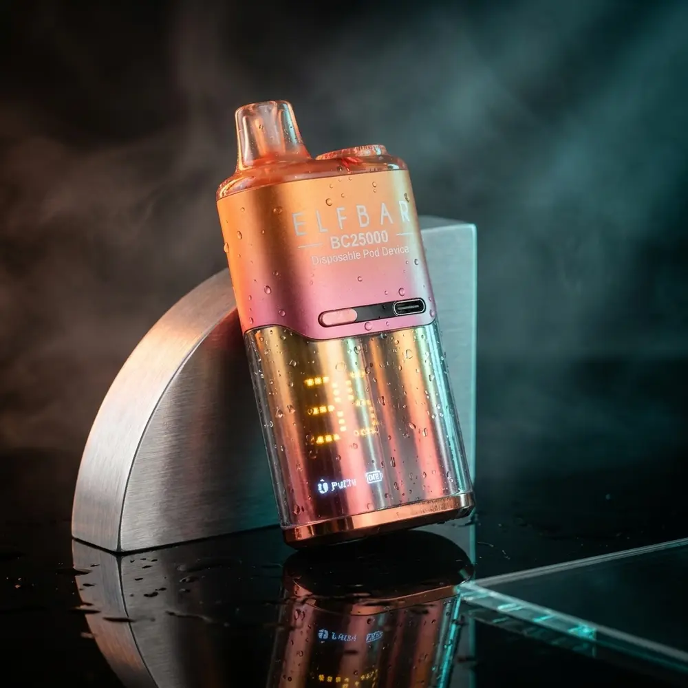 Elf Bar BC25000 Peach+ apoiado em acrílico molhado, gotas e reflexos quentes com visor curvo visível - Vapor Gringo