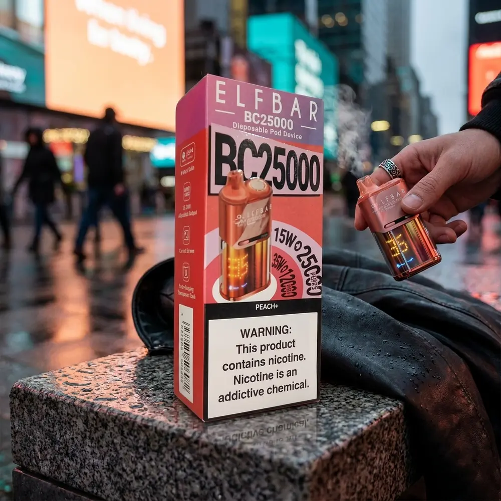 Elf Bar BC25000 Peach+ sobre jaqueta de couro em cena noturna com luzes neon e piso molhado - Vapor Gringo