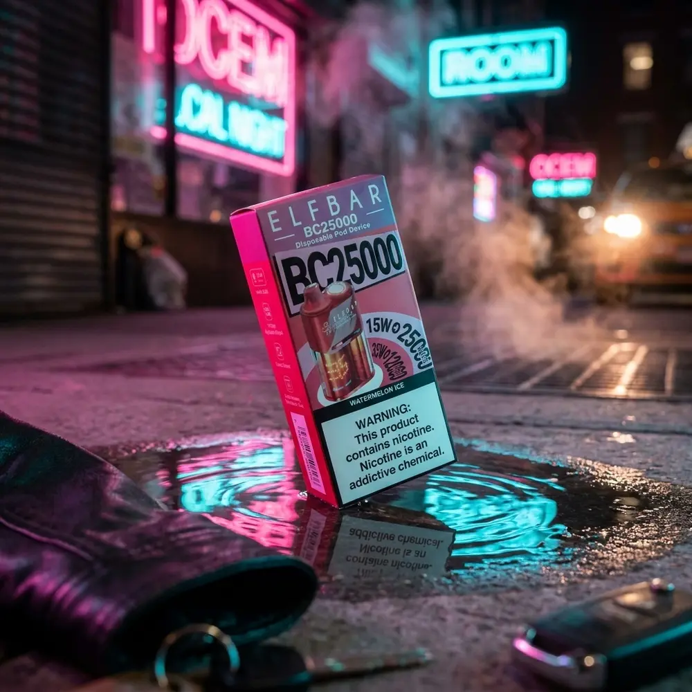 Pod descartavel Elf Bar BC25000 Watermelon Ice sobre calçada molhada com reflexos neon rosa e ciano à noite - Vapor Gringo