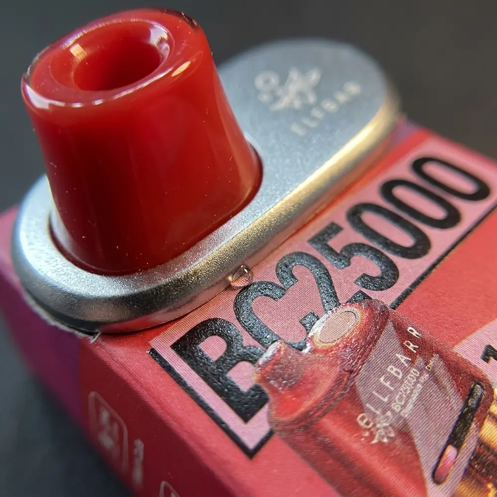 Close-up do pod descartavel Elf Bar BC25000 Watermelon Ice mostrando logo, banda metalica e textura do bocal - Vapor Gringo