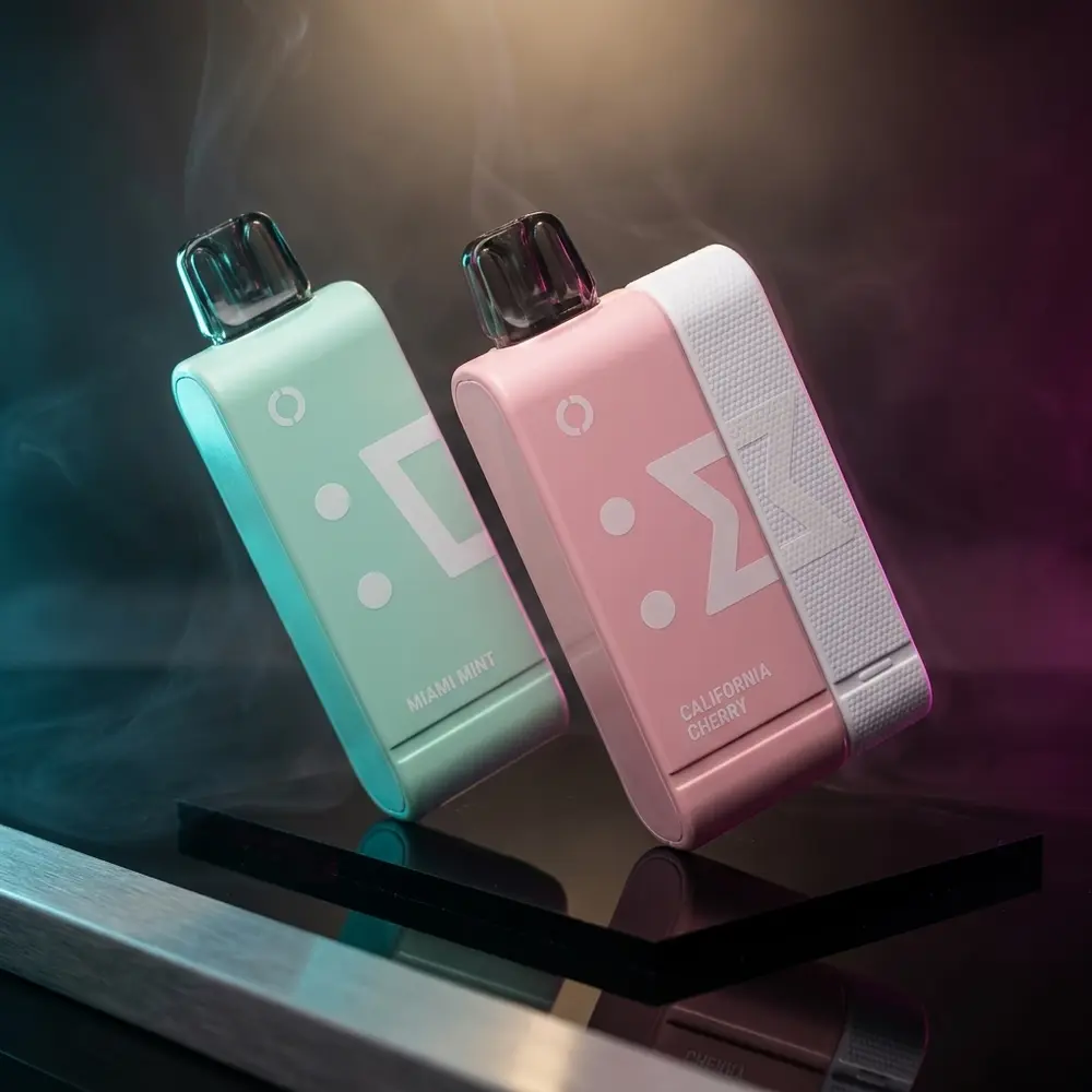 Pod Descartável Elf Bar EW9000 em close sobre base acrílica preta, iluminacao ciano e magenta, reflexos e leve vapor - Vapor Gringo