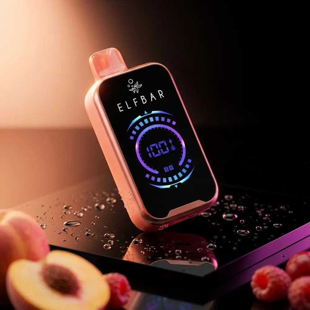 Pod descartavel Elf Bar FS18000 Peach Berry sobre base acrilica preta molhada, reflexos e fatias de pessego - Vapor Gringo