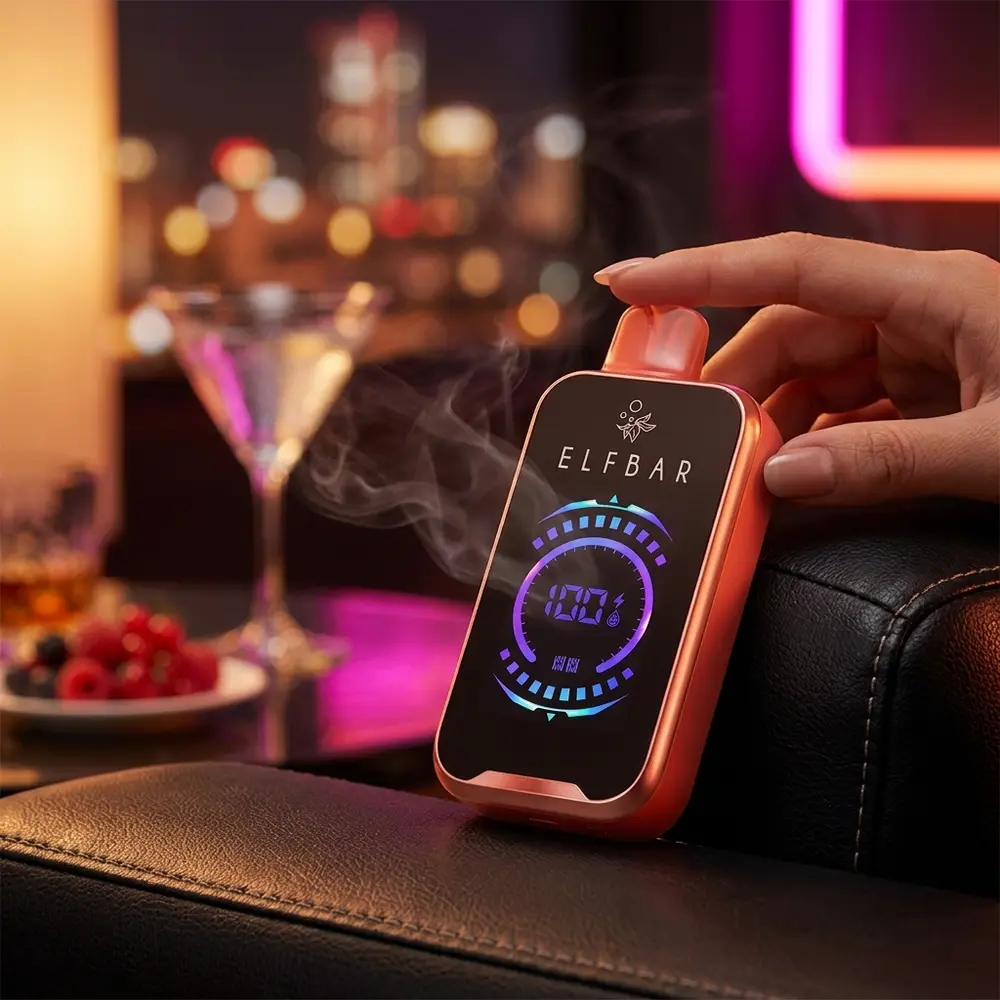 Pod Elf Bar FS18000 Peach Berry apoiado em couro num lounge noturno com luzes neon e coquetel ao fundo - Vapor Gringo