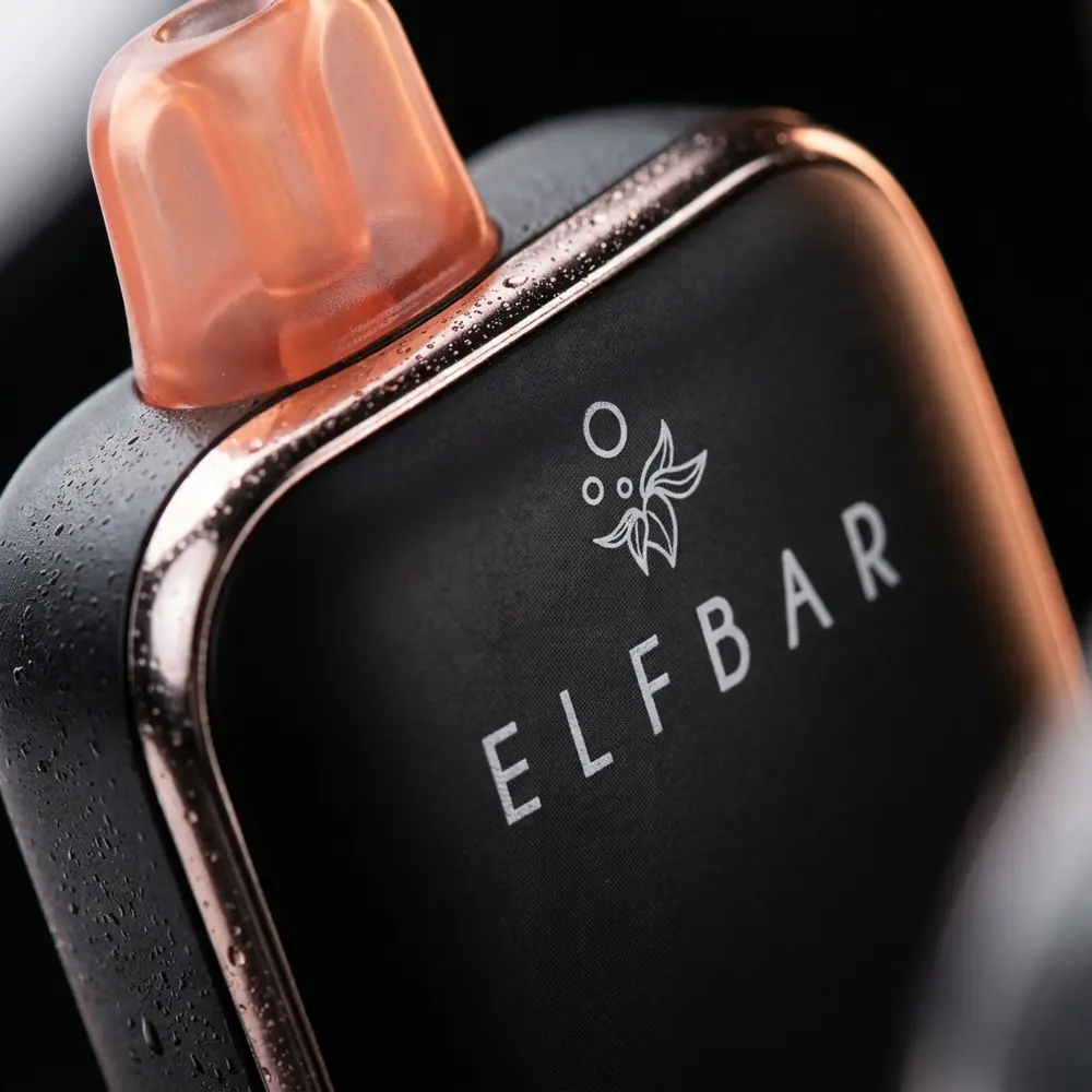 Close-up do Elf Bar FS18000 Peach Berry mostrando bocal, gotas de condensacao, texturas e tipografia legivel - Vapor Gringo