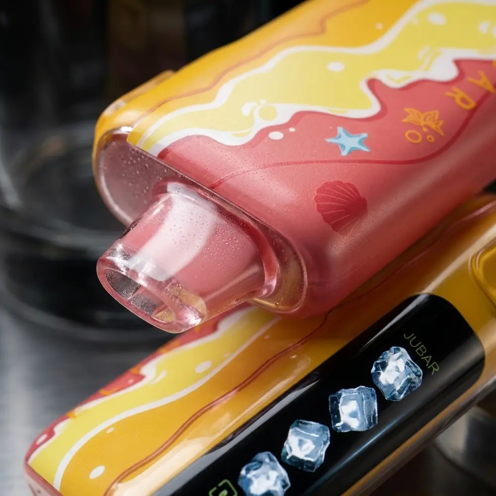 Detalhe do bocal e rótulo do Pod Elf Bar Ice King Summer Edition com gotas de condensação e reflexos - Vapor Gringo