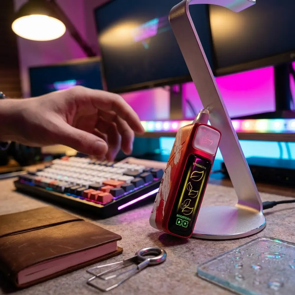 Elf Bar Nic King 40.000 puffs apoiado em setup gamer RGB, teclado mecanico e luzes neon ao fundo - Vapor Gringo