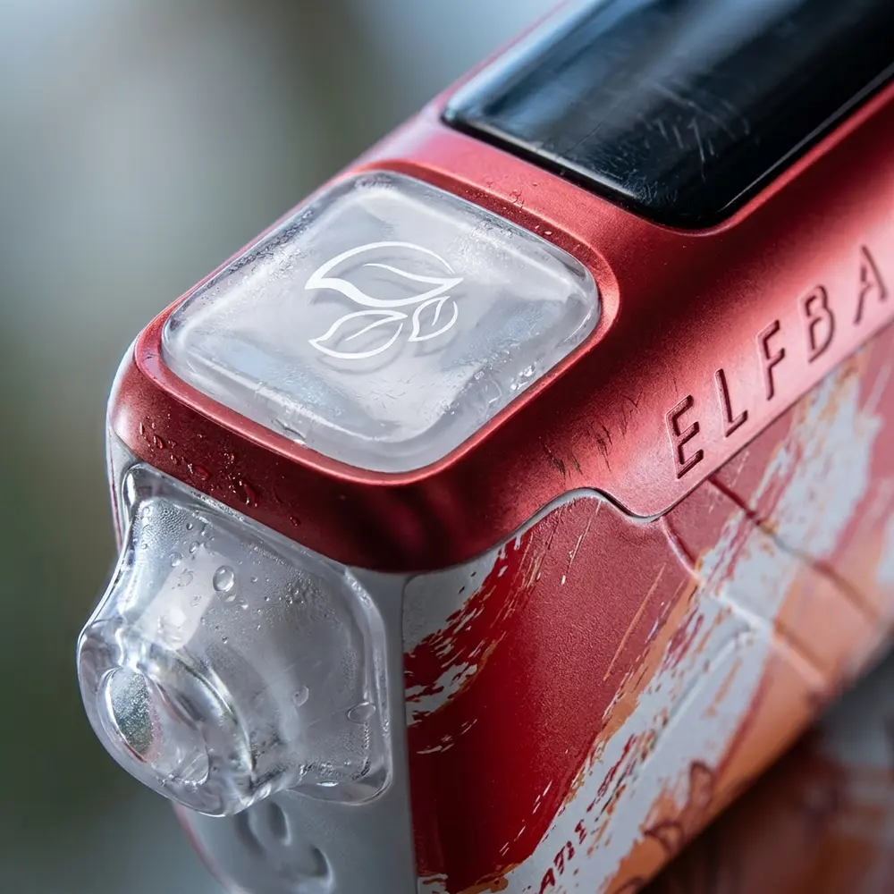 Close-up do Elf Bar Nic King 40.000 puffs mostrando boca, texturas, gotas de condensacao e reflexos metalicos - Vapor Gringo