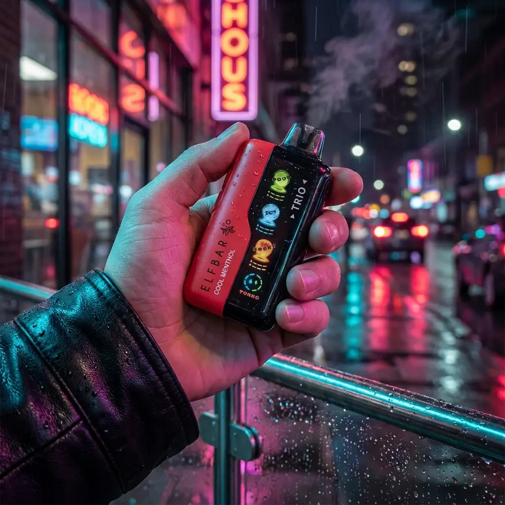 Pod Descartável Elf Bar Trio 40K na mão de um vaper adulto em rua noturna molhada com reflexos neon - Vapor Gringo