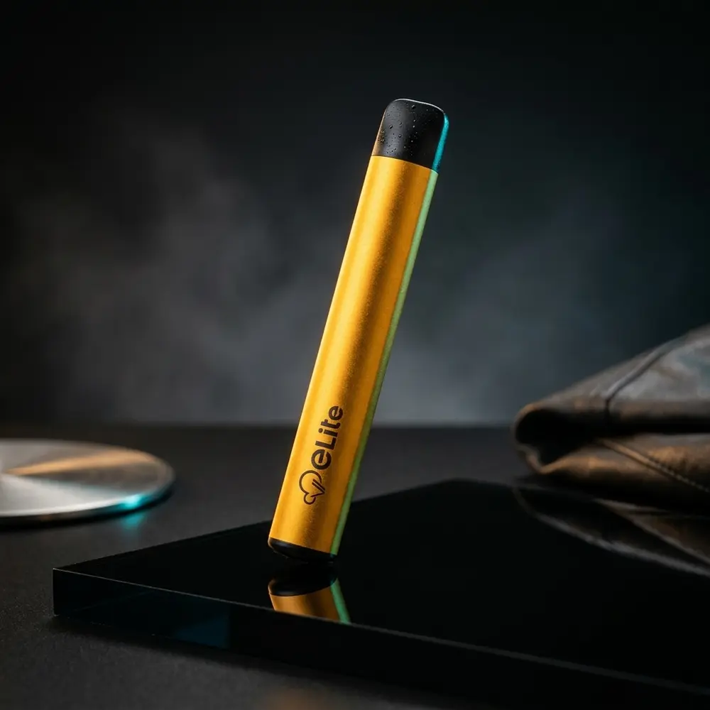 Pod Descartavel Elite Iced Mango Lemonade sobre base acrilica preta com reflexos dramáticos e luzes frias e quentes - Vapor Gringo
