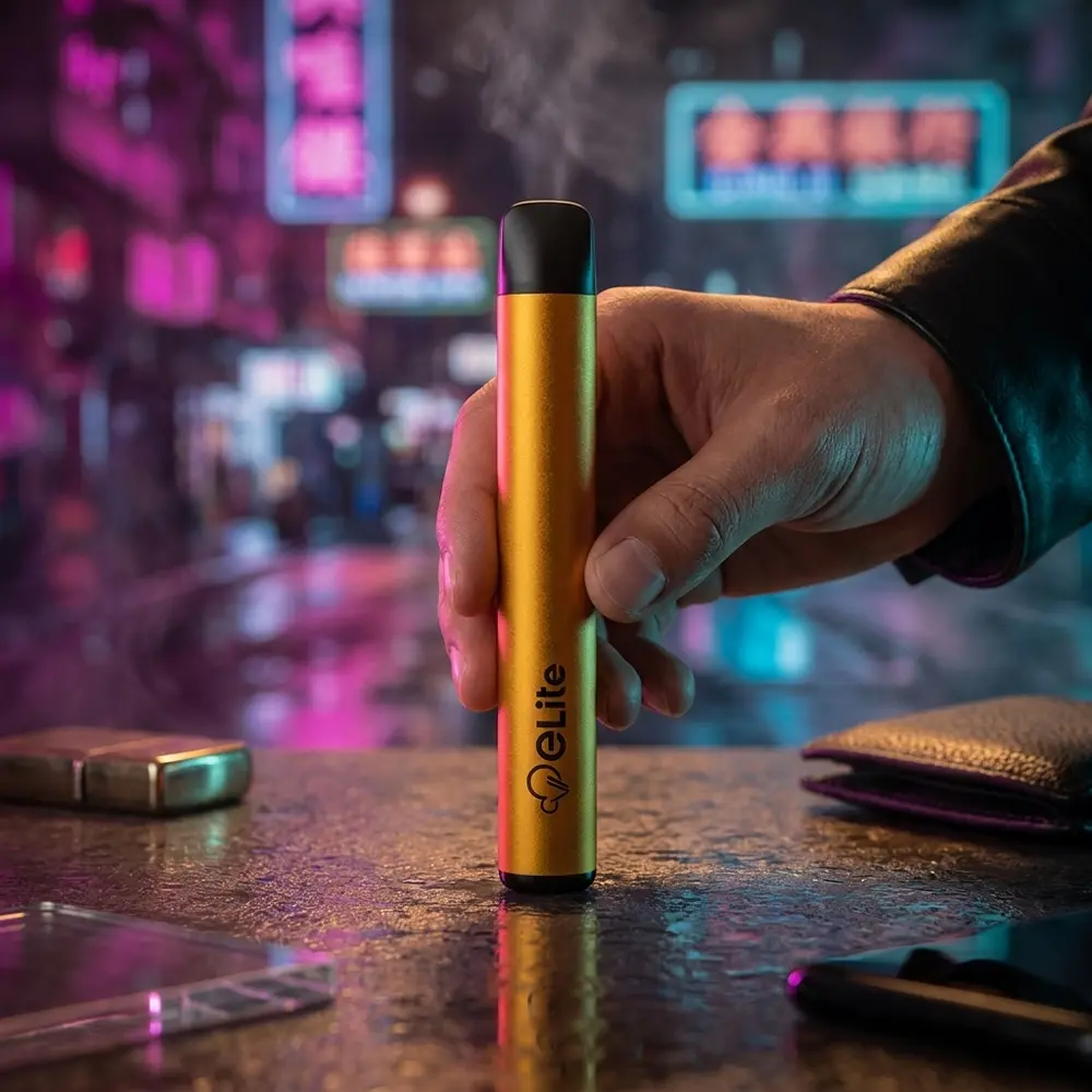 Pod Descartavel Elite Iced Mango Lemonade em balcão molhado com reflexos neon urbanos e mão segurando parcialmente o dispositivo - Vapor Gringo