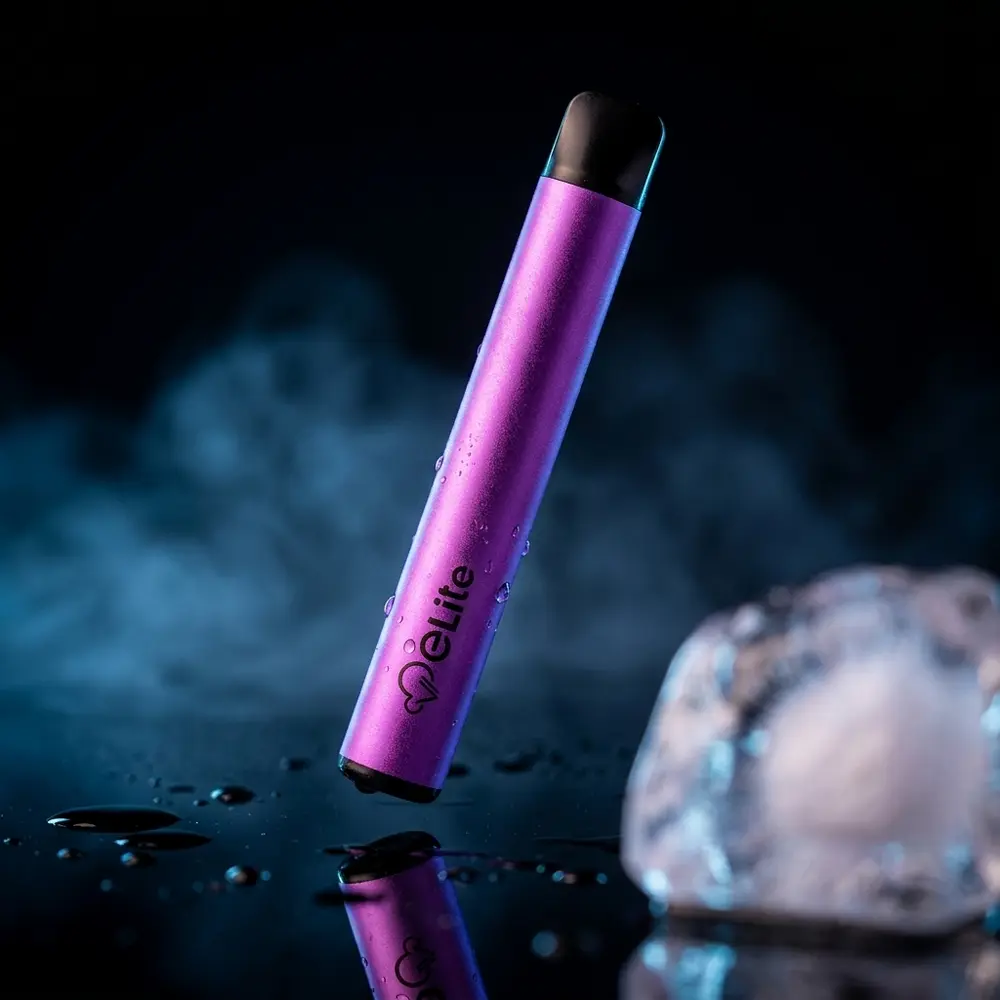 Pod Descartável Elite Icy Grape suspenso sobre acrílico preto com iluminação roxa e azul e reflexos de condensação - Vapor Gringo