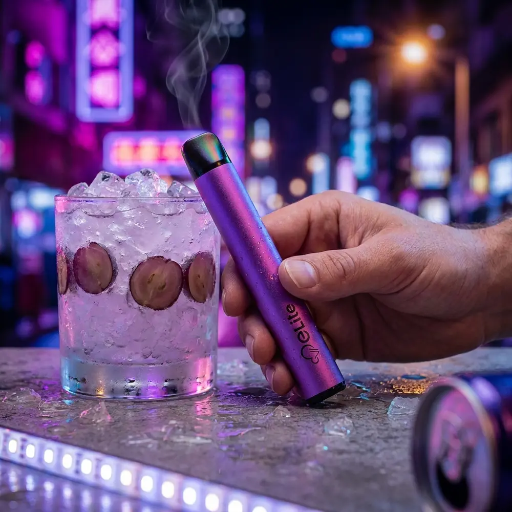 Pod Descartável Elite Icy Grape apoiado em balcão molhado com gelo e neons roxos ao fundo, ambiente urbano noturno - Vapor Gringo