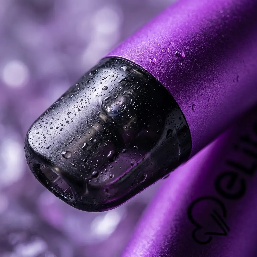 Close-up do bocal e logo do Pod Elite Icy Grape com gotas de condensação e reflexos frios em tons de uva - Vapor Gringo