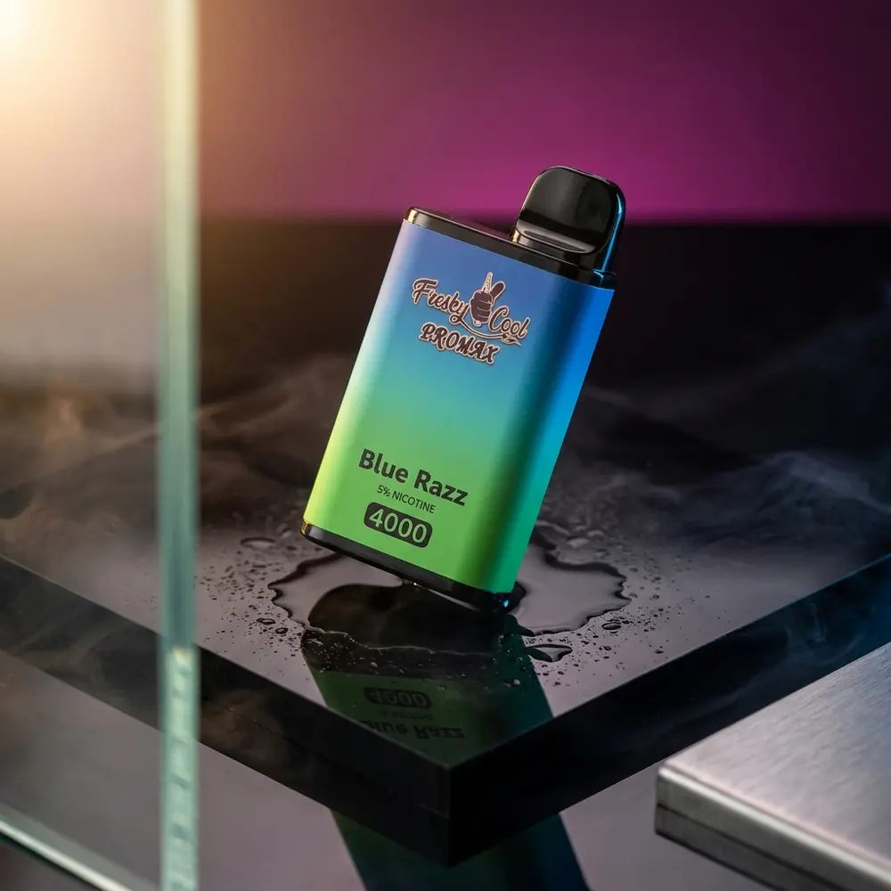 Pod descartavel Fresky Cool Promax 4.000 puffs suspenso sobre base acrilica preta com reflexos azuis e gotas - Vapor Gringo