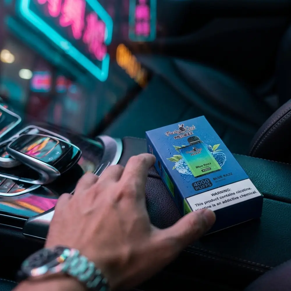 Pod descartavel Fresky Cool Promax 4.000 puffs apoiado no console de carro de luxo com luzes neon ao fundo - Vapor Gringo