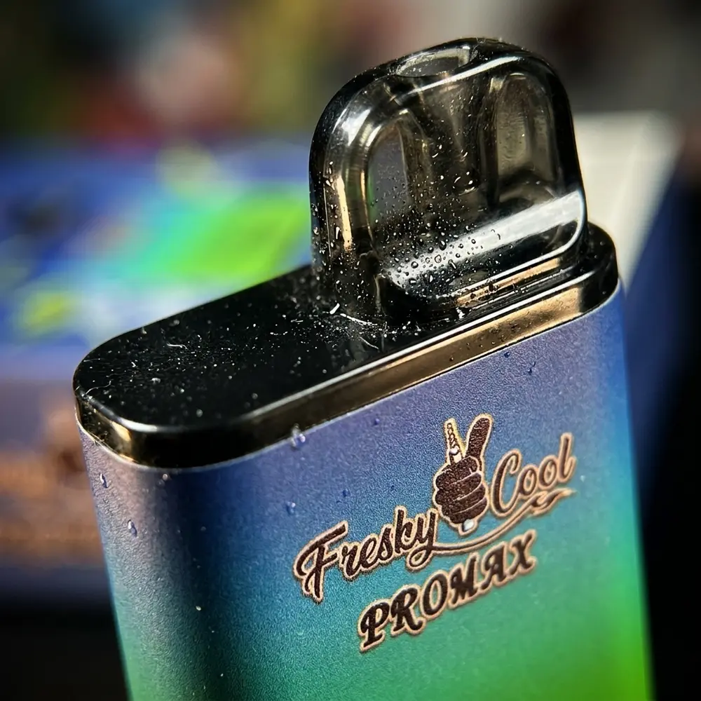 Close-up do bocal e logotipo do Pod descartavel Fresky Cool Promax 4.000 puffs com gotas e reflexos - Vapor Gringo