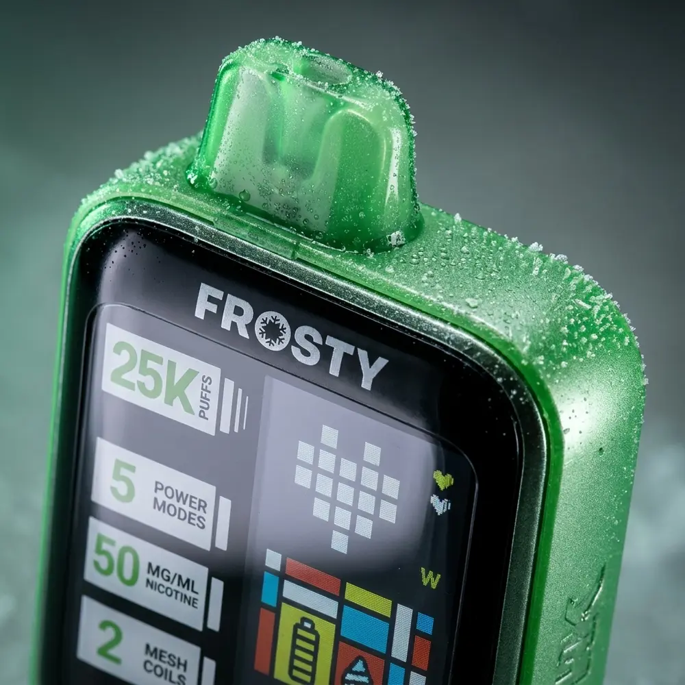 Detalhe macro do mouthpiece e superficie do Pod Descartavel Frosty Green Apple Ice com gotas e textura nítida - Vapor Gringo