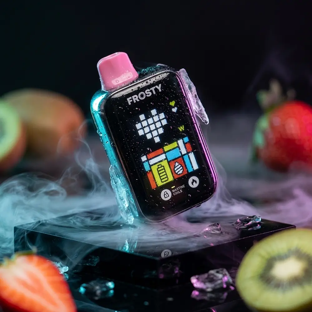 Pod Descartavel Frosty Strawberry Kiwi Ice suspenso sobre acrilico molhado com reflexos neon e frutas ao fundo - Vapor Gringo