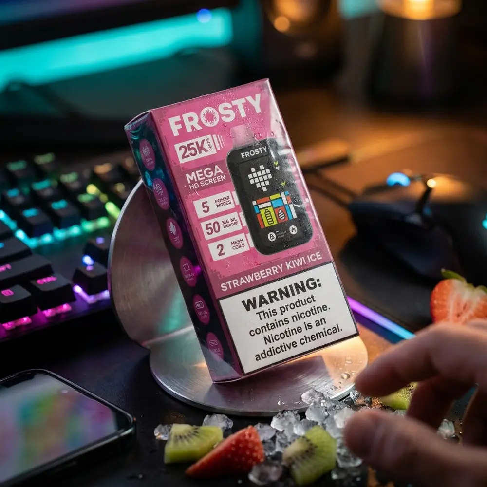 Pod Descartavel Frosty Strawberry Kiwi Ice apoiado em mesa RGB de gaming com teclado e luzes neon ao redor - Vapor Gringo