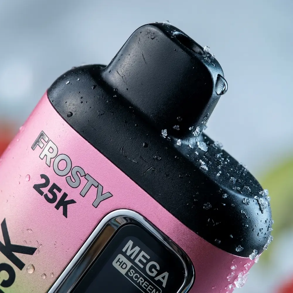 Detalhe macro do Pod Frosty Strawberry Kiwi Ice mostrando logo, bocal, gotas de condensacao e reflexos - Vapor Gringo