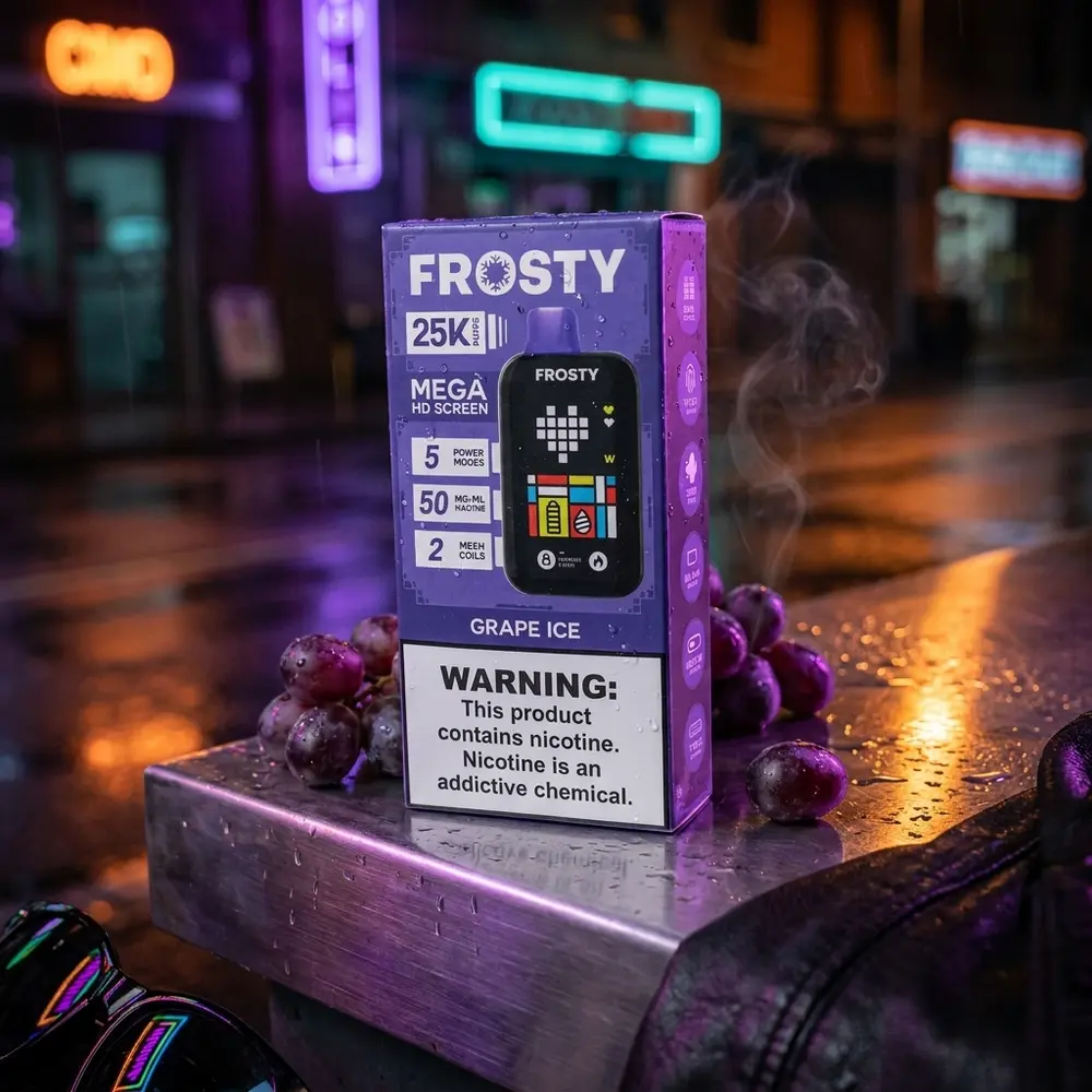 Pod Descartável Frosty Grape Ice apoiado em metal molhado em rua neon, reflexos roxos e gotas - Vapor Gringo