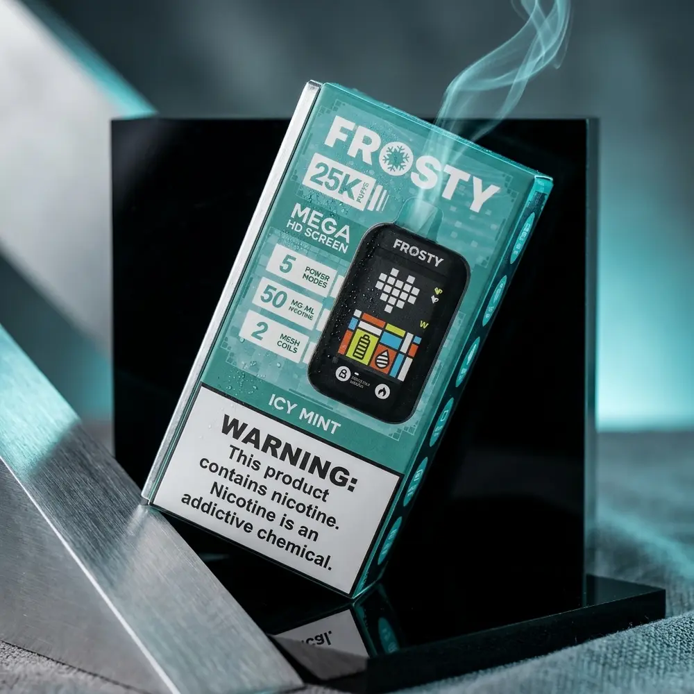 Pod Descartável Frosty Icy Mint inclinado sobre acrílico preto com condensação e luz fria - Vapor Gringo