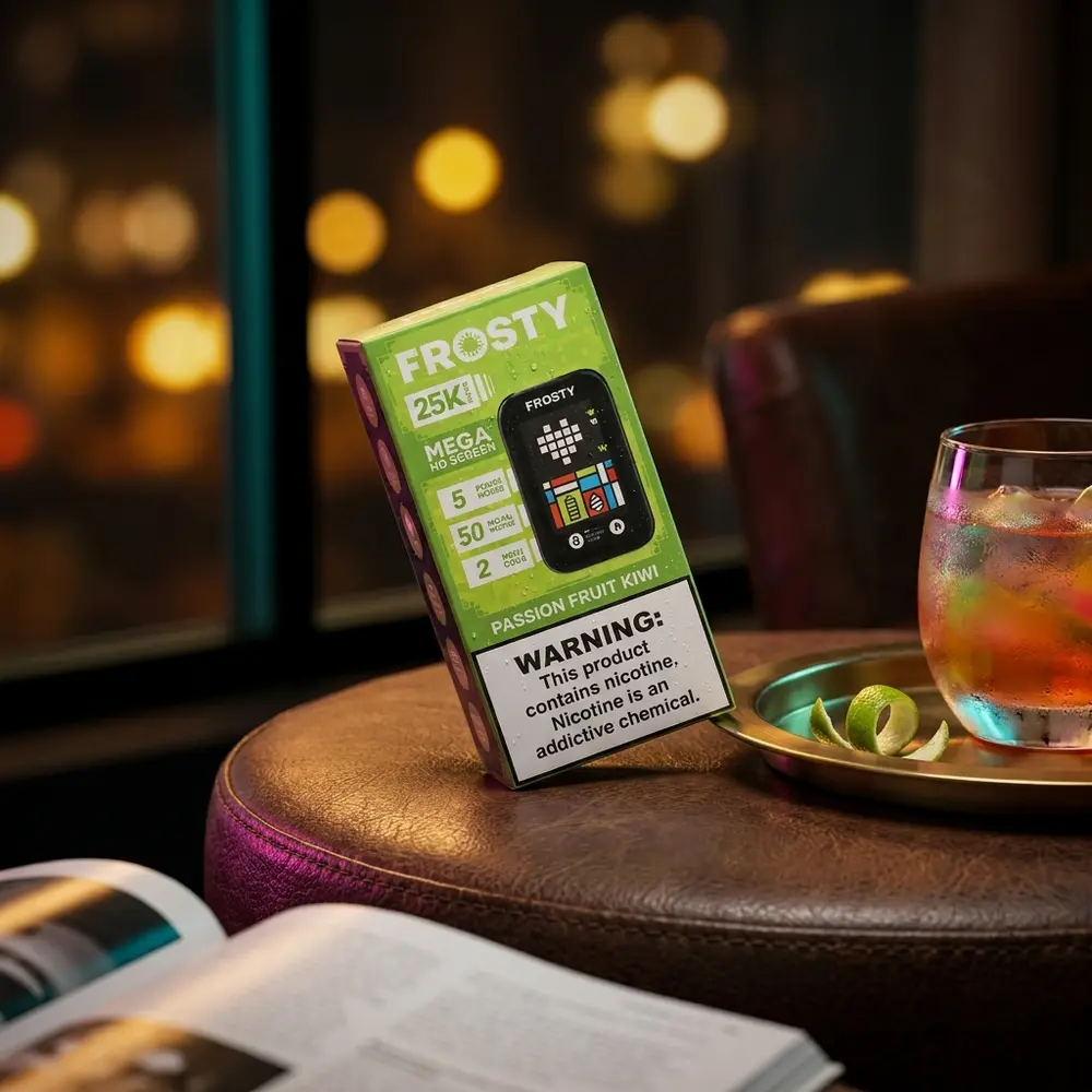 Pod Descartável Frosty Passion Fruit Kiwi apoiado em mesa de lounge com copo condensado, couro e luzes neon ao fundo - Vapor Gringo