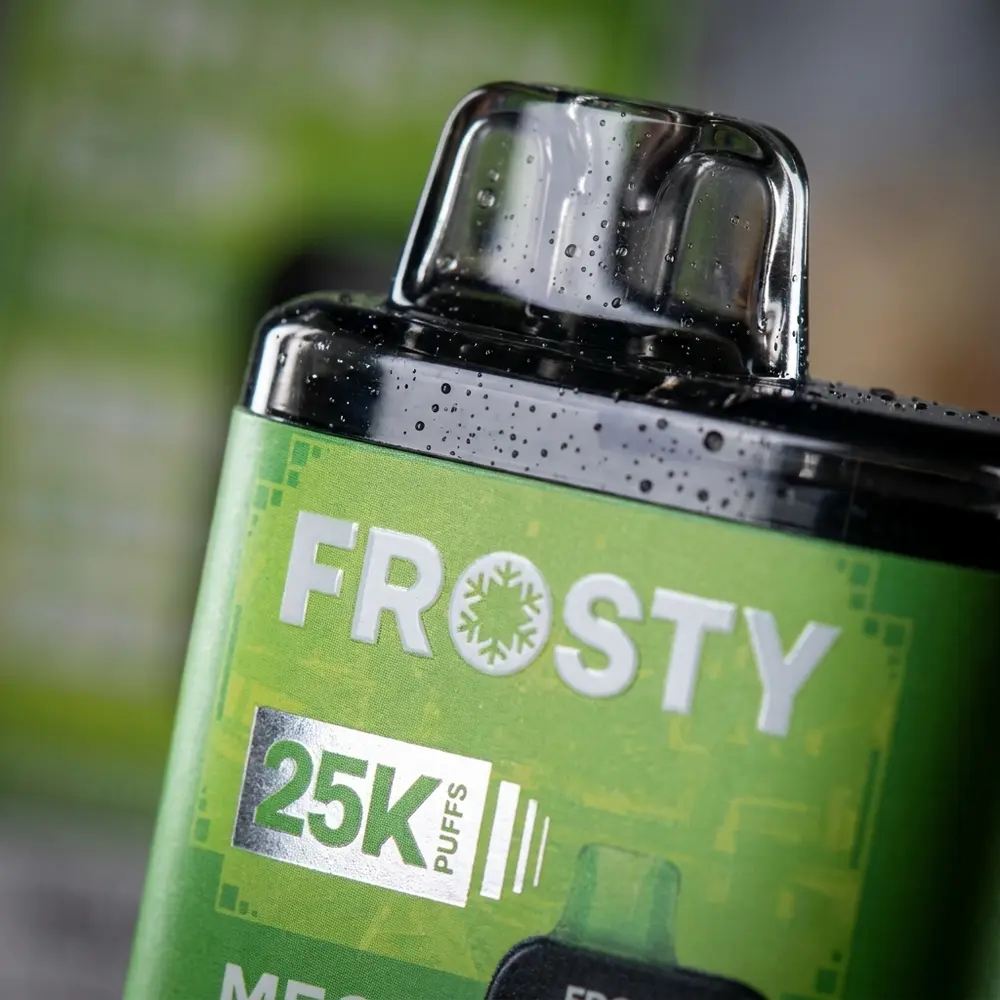 Close-up do Pod Descartável Frosty Passion Fruit Kiwi mostrando logo, textura da superfície, gotas de condensação e reflexos - Vapor Gringo
