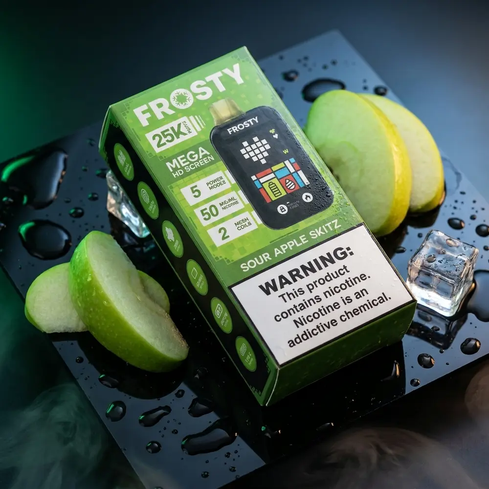 Pod Descartável Frosty Sour Apple Skitz apoiado em acrílico preto com fatias de maçã verde, gelo e iluminação urbana - Vapor Gringo