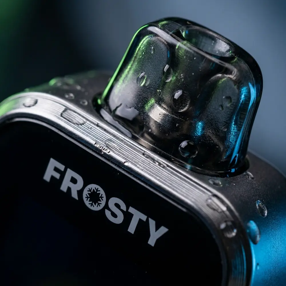 Detalhe do bocal e logotipo do Pod Descartável Frosty Sour Apple Skitz com gotas de condensação e reflexos metálicos - Vapor Gringo