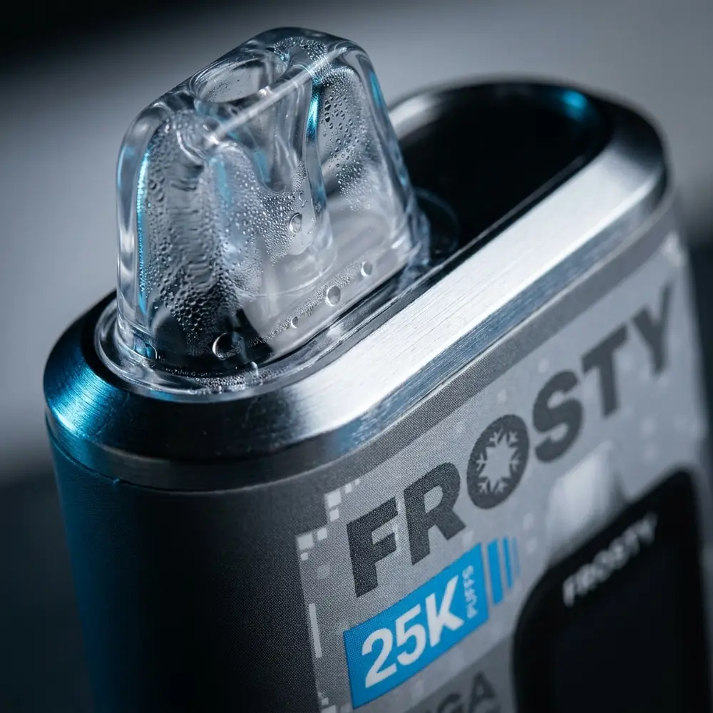 Detalhe macro do Pod Descartável Frosty Stone Freeze com gotas, textura e logo nítido - Vapor Gringo
