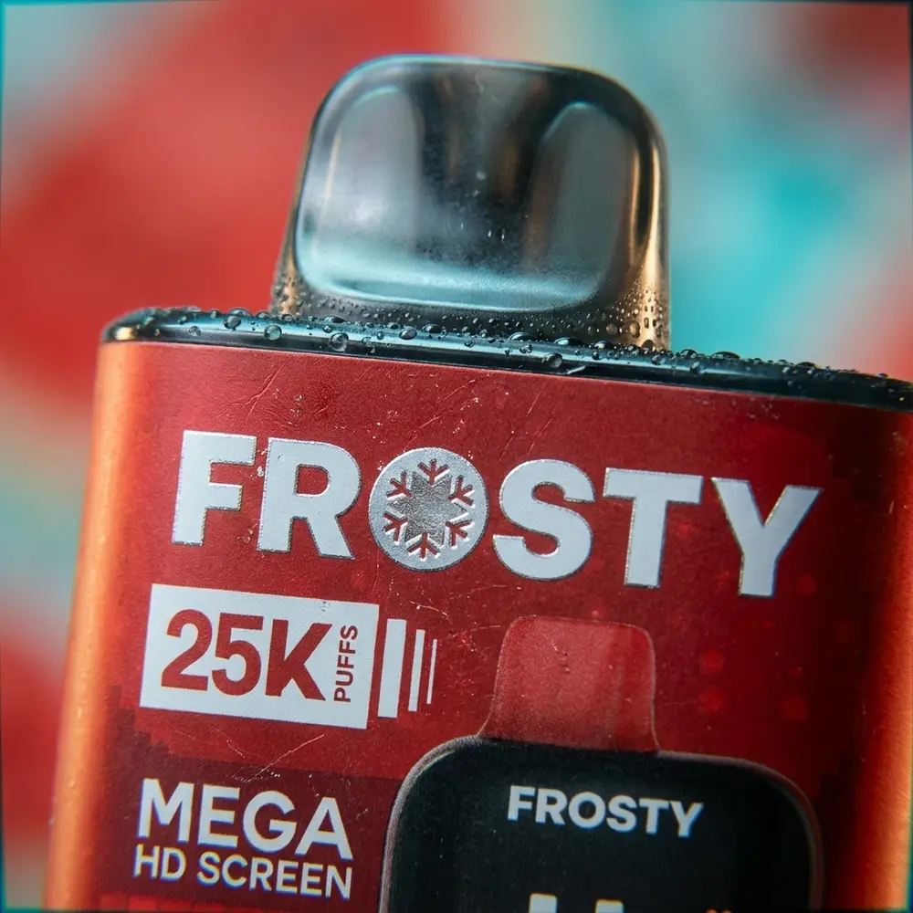 Macro do Pod Descartável Frosty Watermelon Ice mostrando logo, textura, gotas de condensação e reflexos metálicos - Vapor Gringo