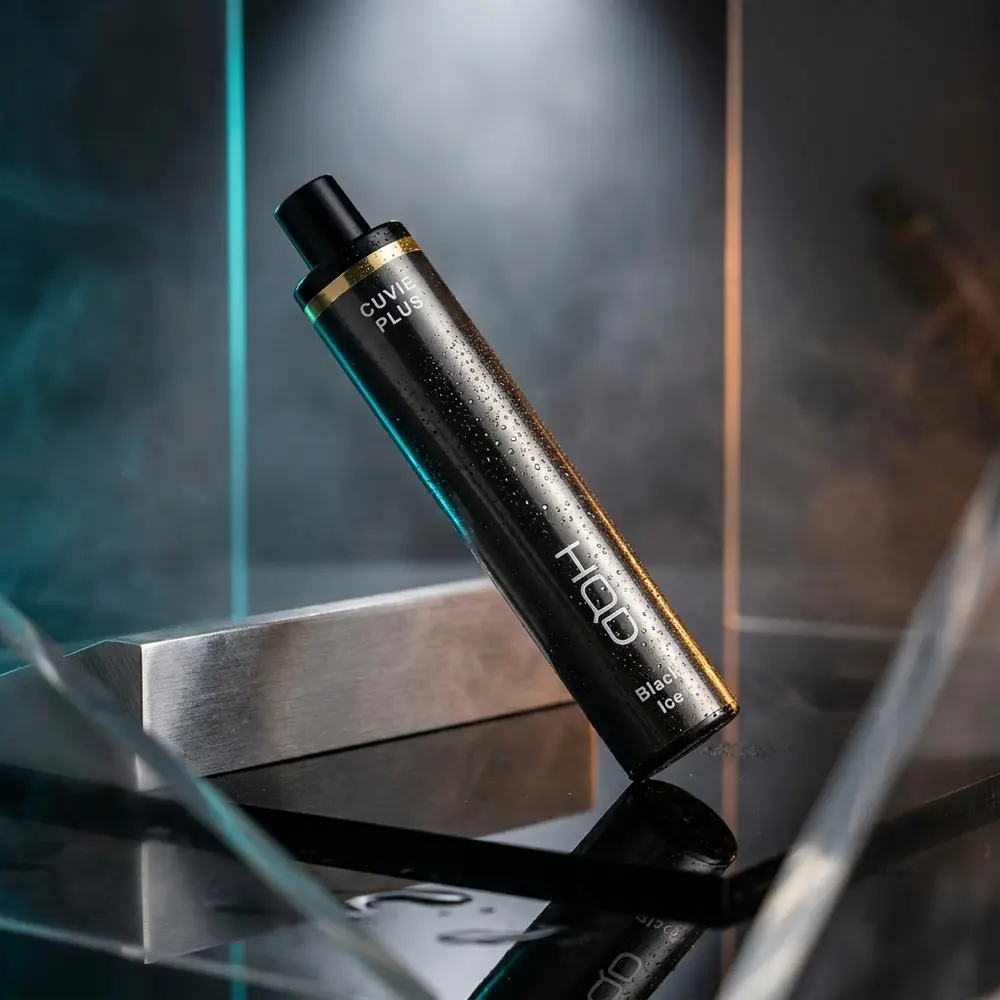 Pod descartavel HQD Cuvie Plus 1.200 puffs sobre acrilico preto com luzes cyan e amber e reflexos - Vapor Gringo