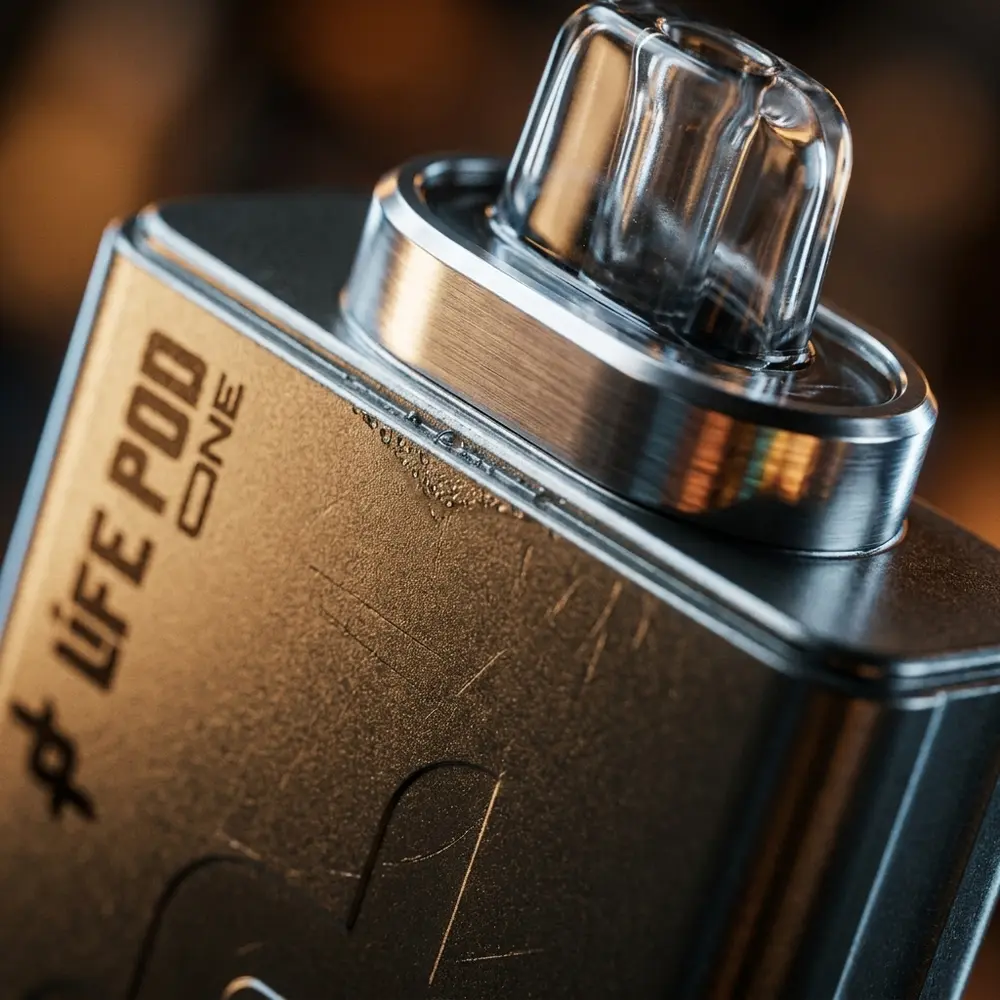 Detalhe da ponta e acabamento resina Space Gray do Pod Descartável Life Pod com gotas de condensação e reflexos metálicos - Vapor Gringo