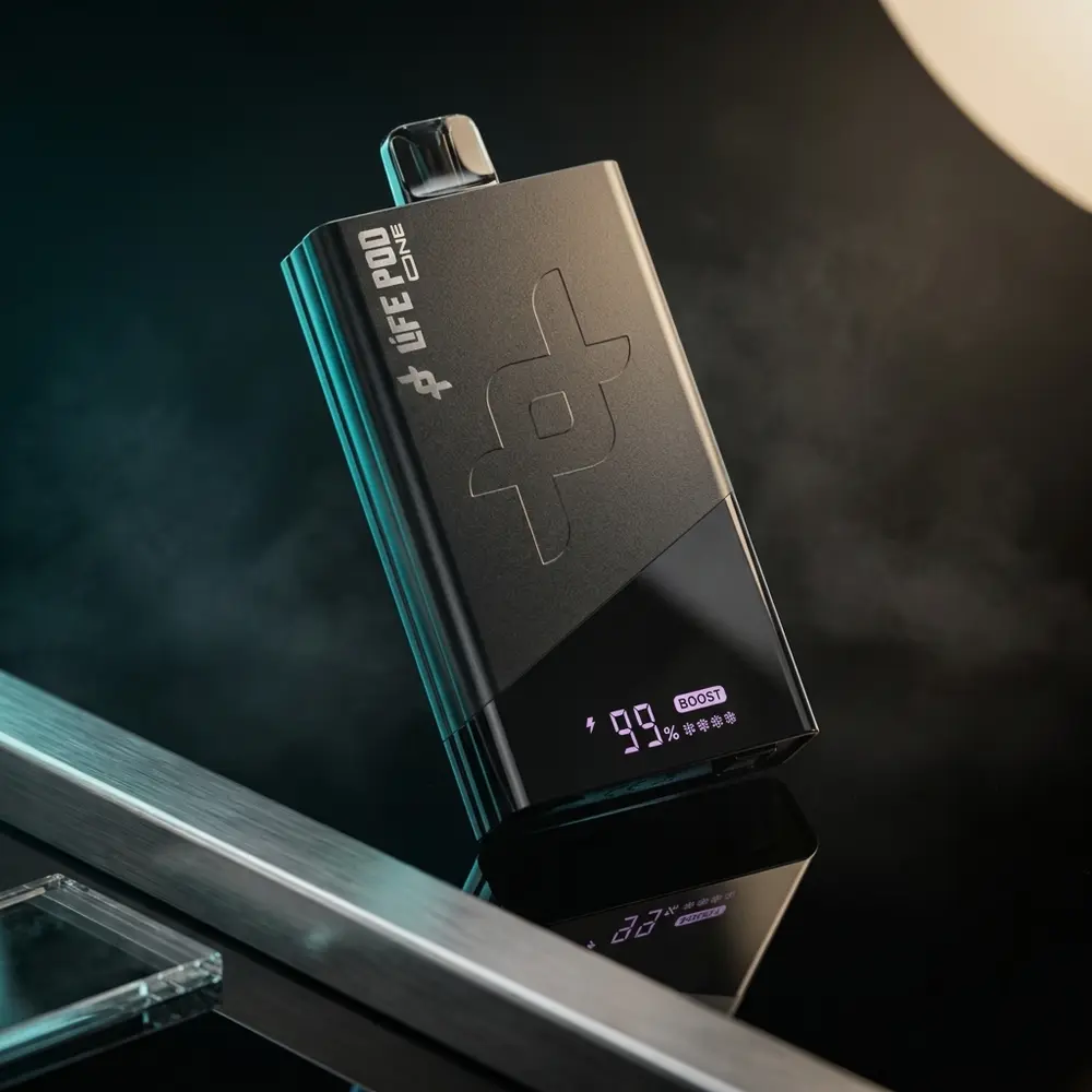 Pod Descartável Life Pod The One Carbon Black sobre base acrílica preta com iluminação dramática e reflexos metálicos - Vapor Gringo