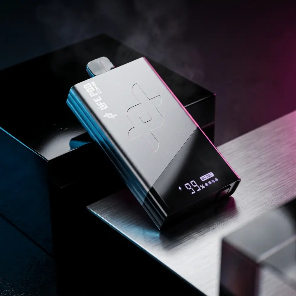 Life Pod The One Silver apoiado em pedestal acrílico preto com luzes azul e magenta e painel digital visível - Vapor Gringo