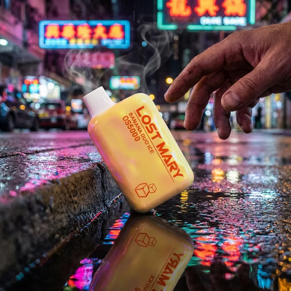 Pod Lost Mary OS5000 apoiado em parapeito molhado com néon urbano desfocado e mão ao lado - Vapor Gringo