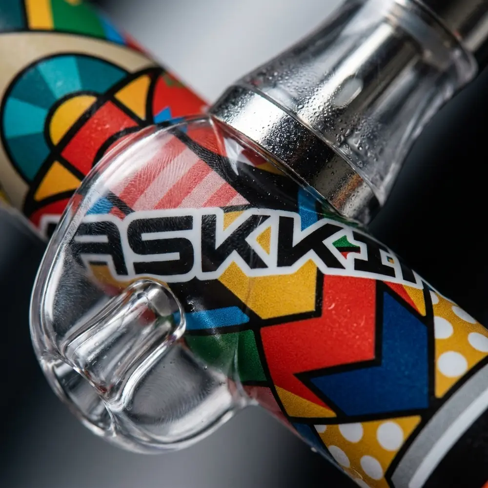 Close-up do Maskking High Pro Max mostrando logo, bocal, textura e micro-reflexos metálicos - Vapor Gringo