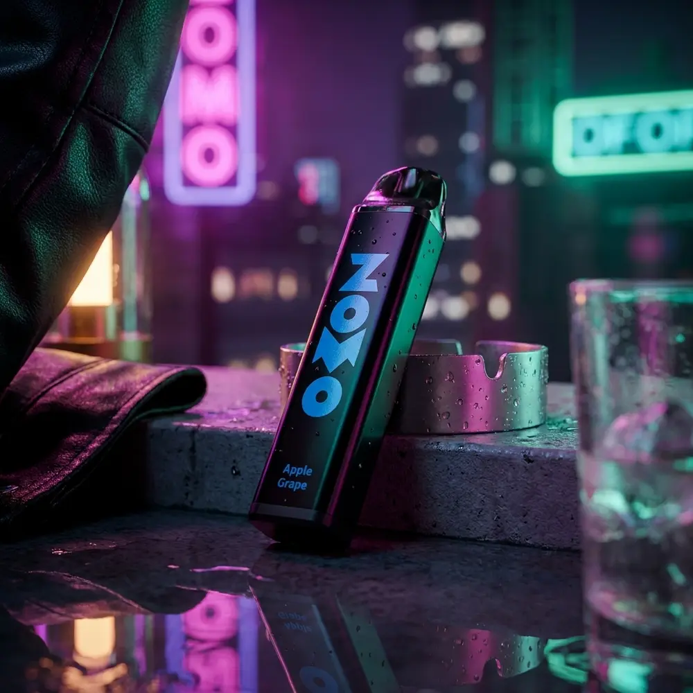 Pod descartável Zomo Party Apple Grape apoiado em parapeito molhado com reflexos neon roxo e verde da cidade - Vapor Gringo