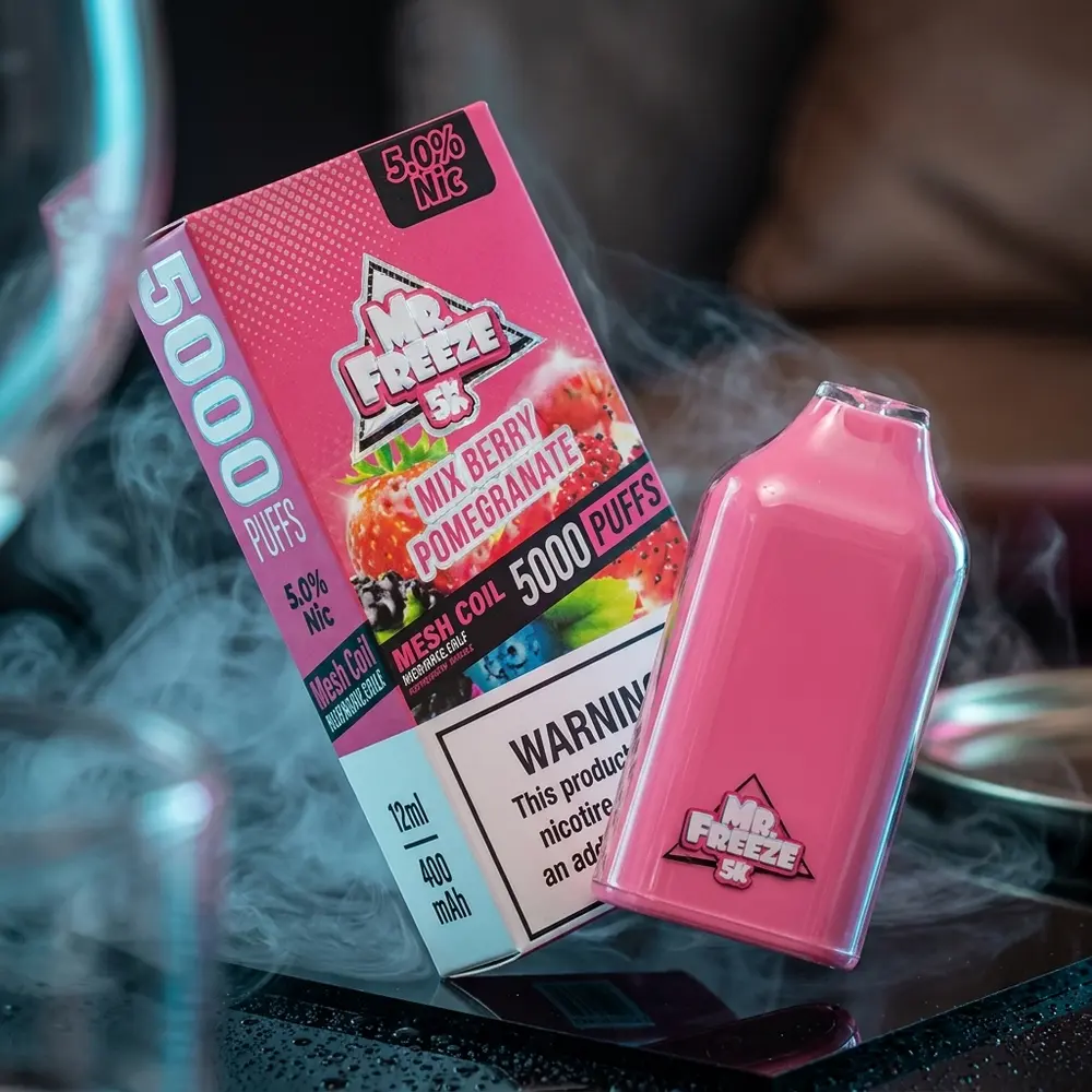 Pod Descartavel Mr. Freeze - 5.000 Puffs sobre acrilico preto com nevoa gelada e reflexos azuis - Vapor Gringo