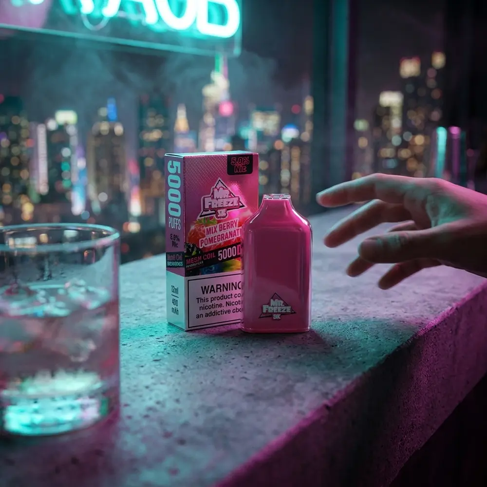 Pod Descartavel Mr. Freeze - 5.000 Puffs em cena urbana neon apoiado em balcão de lounge moderno - Vapor Gringo