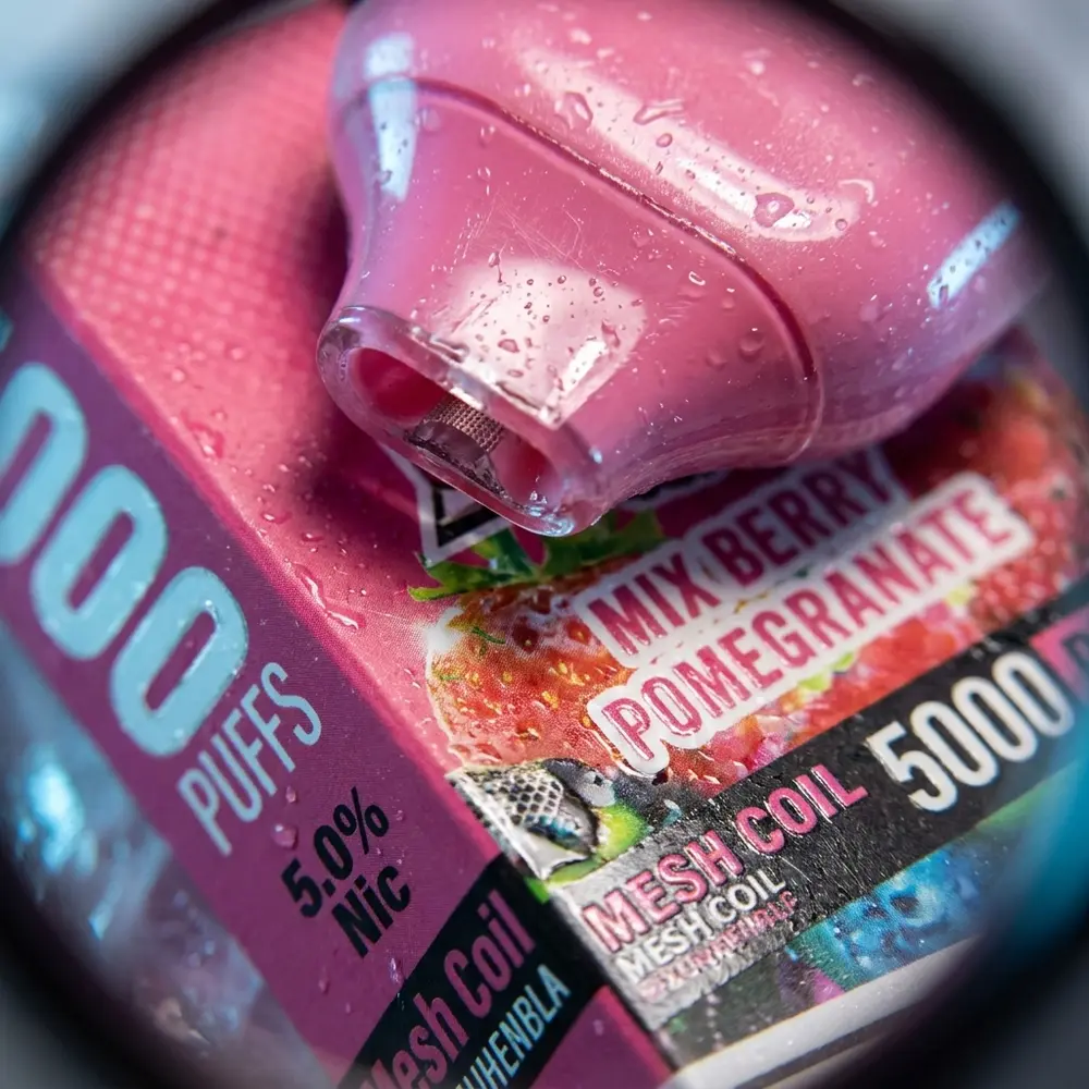 Plano fechado do Pod Descartavel Mr. Freeze - 5.000 Puffs mostrando textura, tipografia e gotas de condensacao - Vapor Gringo