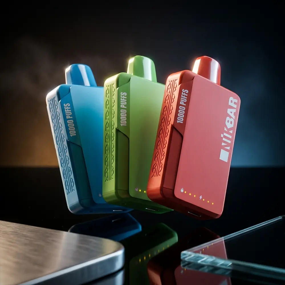 Pod Descartável NikBar 10.000 puffs sobre superfície acrílica preta refletiva com iluminação dramática e reflexos luxuosos - Vapor Gringo