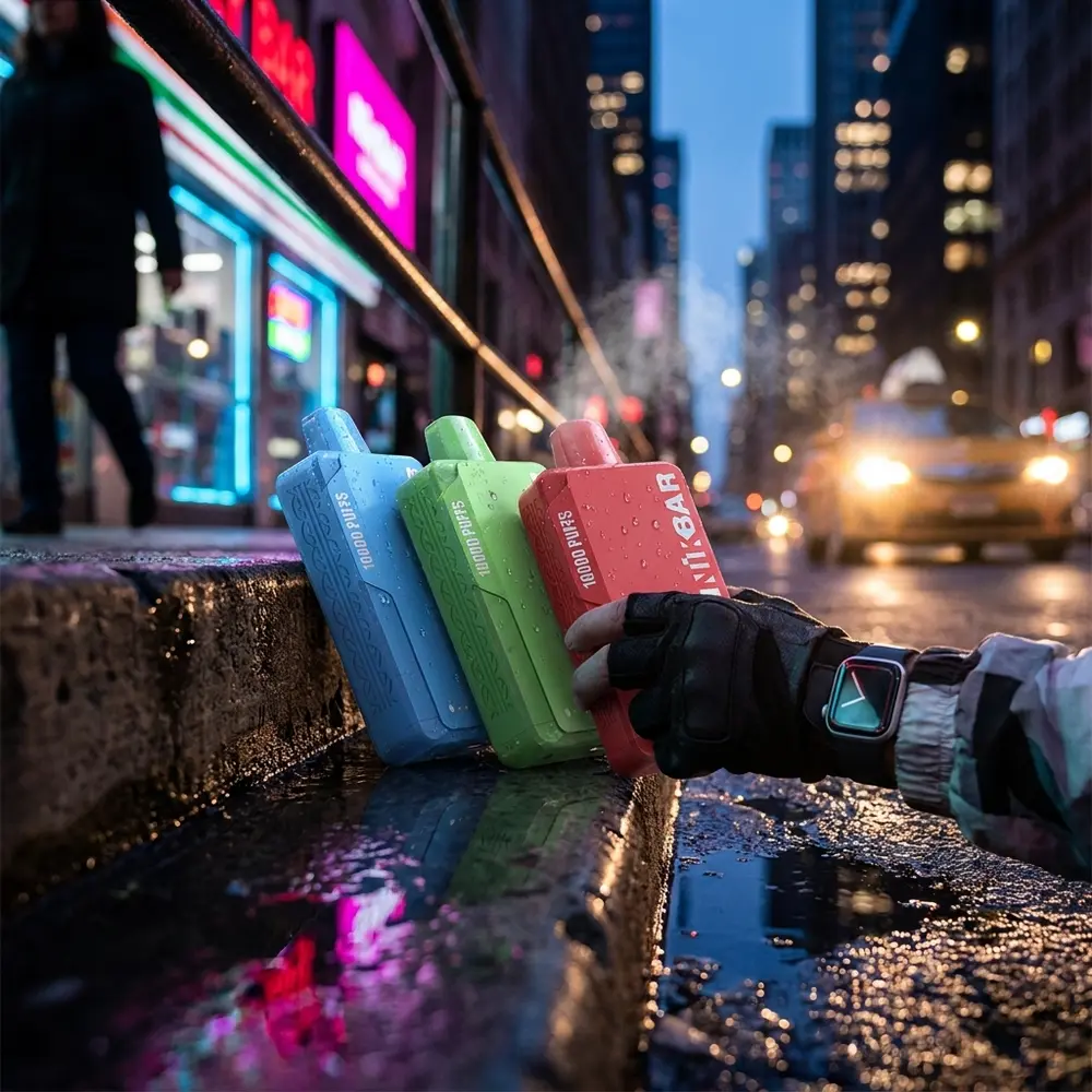 Pod Descartável NikBar 10.000 puffs apoiado em parapeito molhado em cena urbana neon com fundo desfocado e reflexos - Vapor Gringo