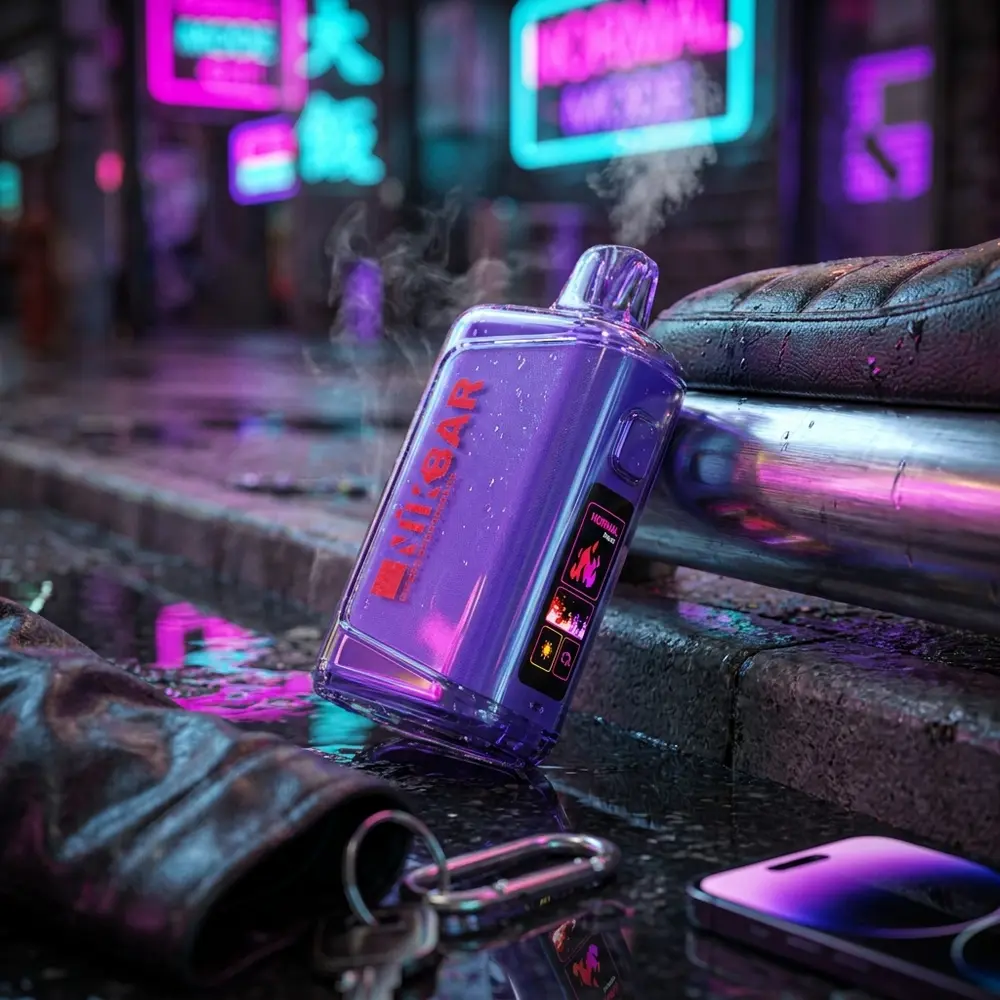 Pod Descartavel NikBar Grape Strawberry apoiado em calçada molhada com reflexos neon urbanos noturnos - Vapor Gringo