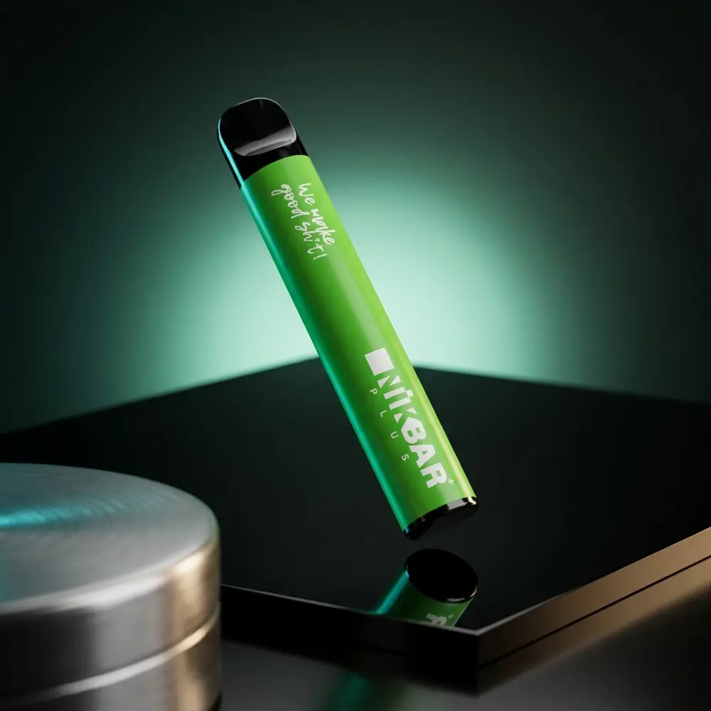Pod descartavel NikBar Plus Spearmint sobre base acrilica preta com iluminacao dramatica e reflexos premium - Vapor Gringo