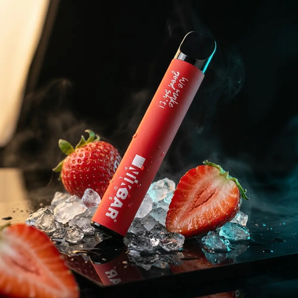 Pod descartavel NikBar Plus Strawberry Ice sobre acrilico preto com morangos e gelo e iluminacao azulada - Vapor Gringo
