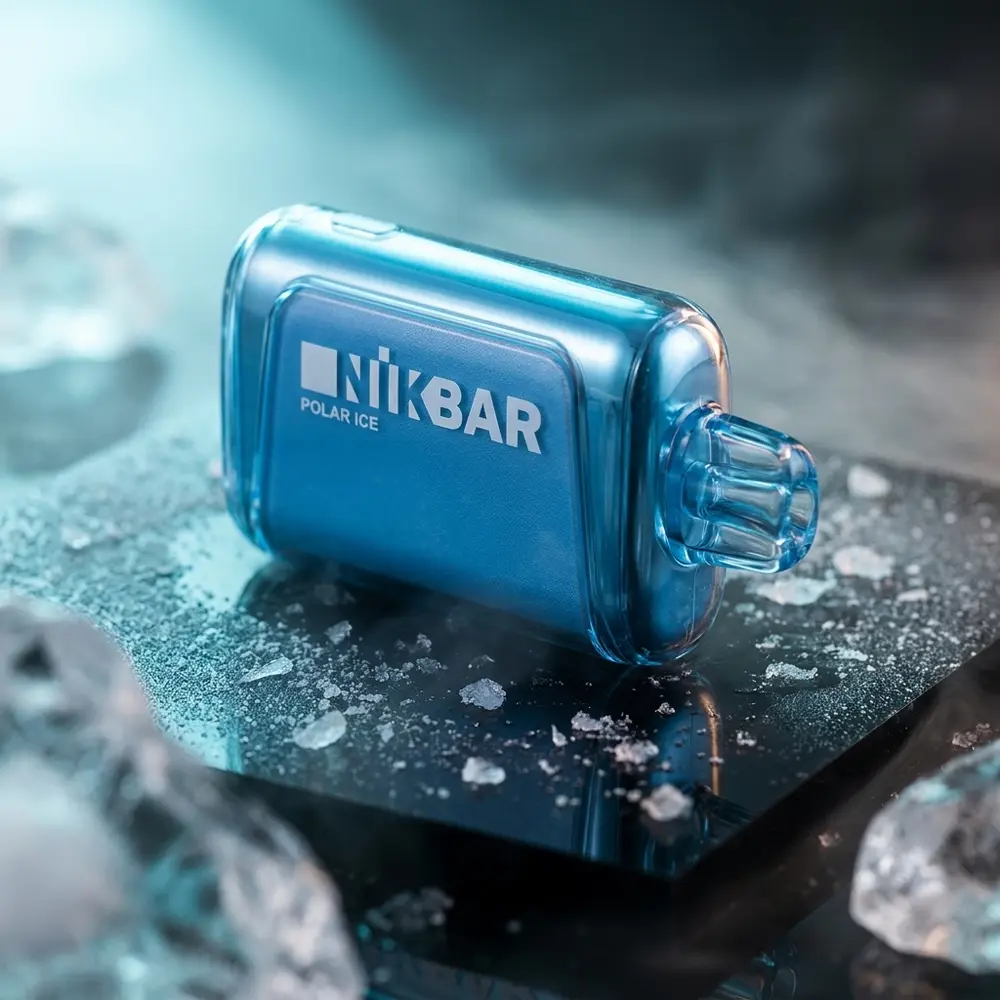Pod Descartavel NikBar Polar Ice sobre acrilico molhado com iluminacao fria azul e reflexos premium - Vapor Gringo